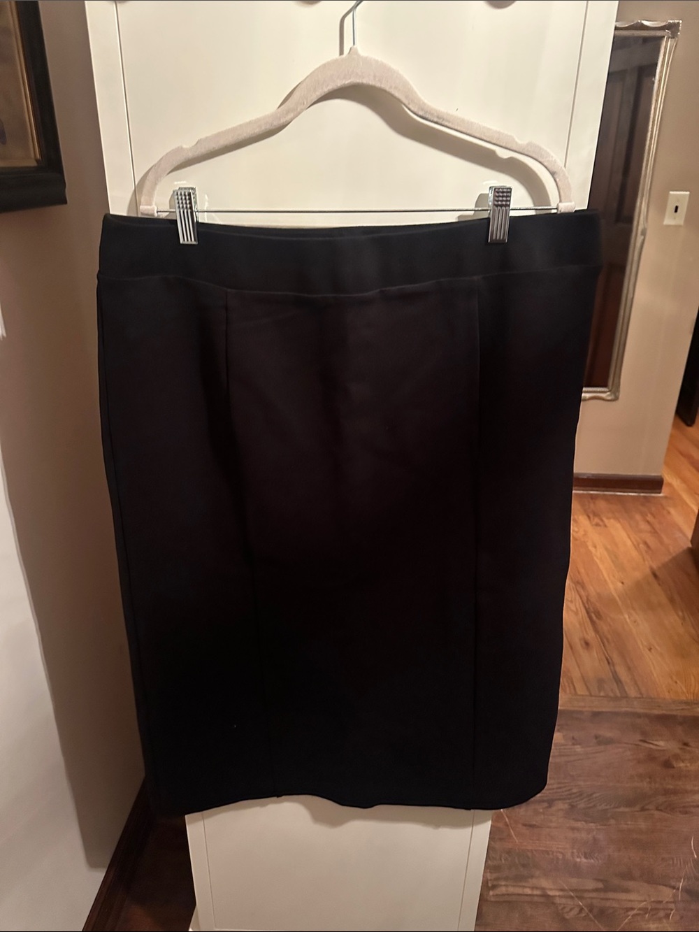 Versona Black Pencil Skirt — Classic Workwear Staple